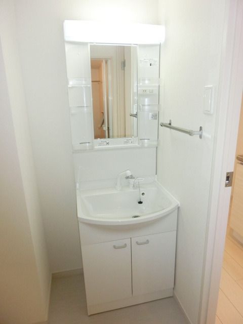 洗面設備　シャンプードレッサー付き独立洗面台