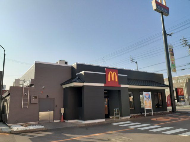 飲食店　マクドナルド１１号新居浜店様（飲食店）まで600m