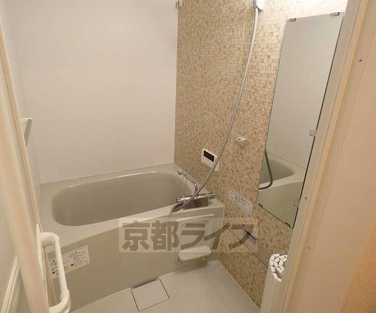 バス・シャワールーム　新築でキレイです。