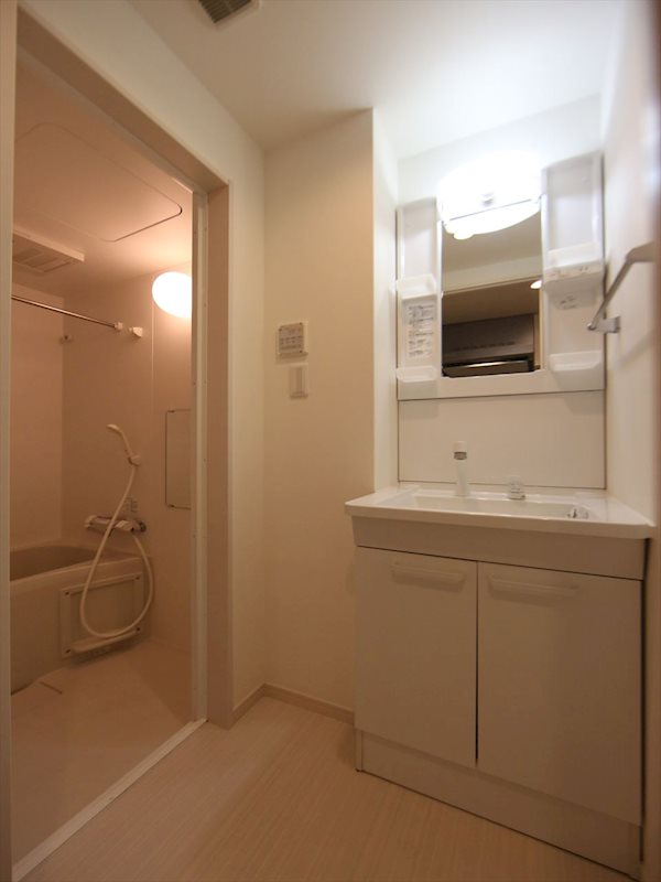 洗面設備　脱衣所　独立洗面台（シャンプードレッサー付）収納スペース有
