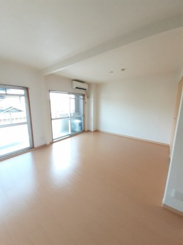 居室・リビング　こちらの居間で趣味の時間をお楽しみください