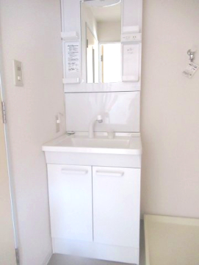 洗面設備　独立洗面化粧台が付いています