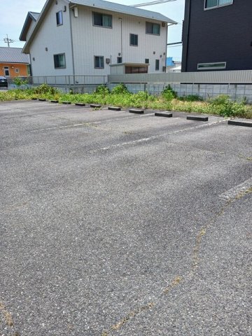駐車場　駐車場があるので、車を買う予定の方も安心です