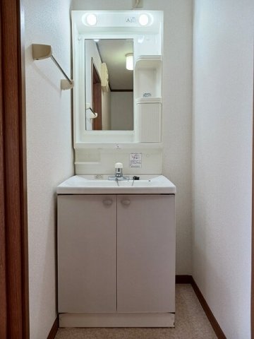 洗面設備　明るい洗面所です