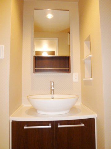 洗面設備　独立洗面台あり、毎朝おしゃれに忙しい女性の方におすすめです