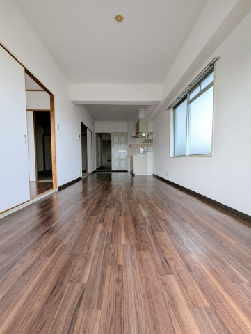 居室・リビング　２面彩光で明るい広々リビング