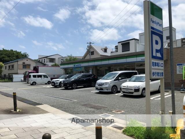 コンビニ　ファミリーマート（コンビニ）まで118m