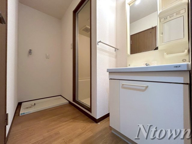 洗面設備　明るい洗面所です