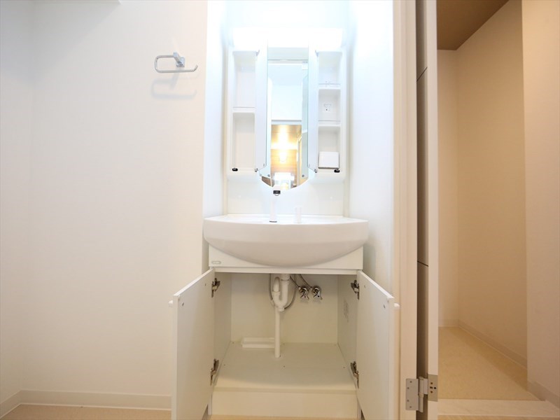 洗面設備　脱衣所　独立洗面台（シャンプードレッサー付）収納スペース有