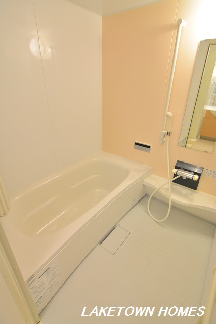 バス・シャワールーム　追い焚き機能付きの広めの浴室です。