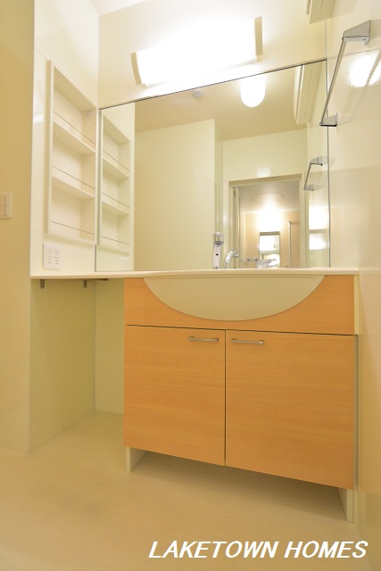 洗面設備　洗髪洗面化粧台です。収納棚もあります。