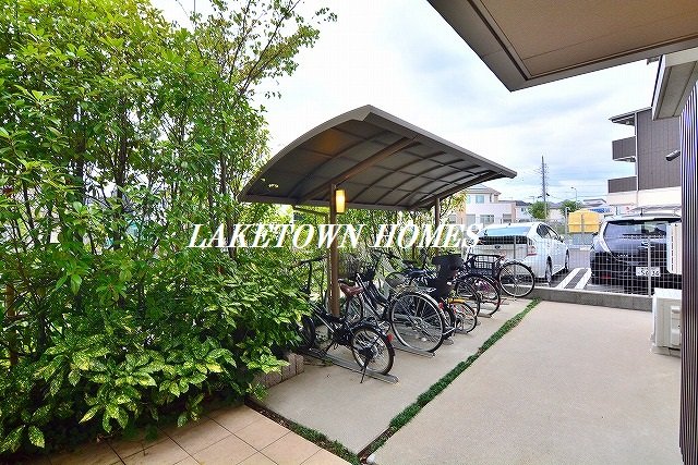 その他共有部分　敷地内に屋根付きの駐輪場があります。