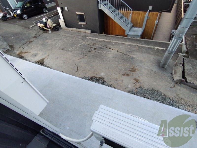 バルコニー　窓の外はよく日が当たり気持ちの良い空間です。