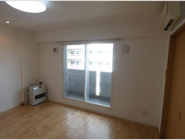 居室・リビング　明るいリビングで気持ちも明るくなりますね♪