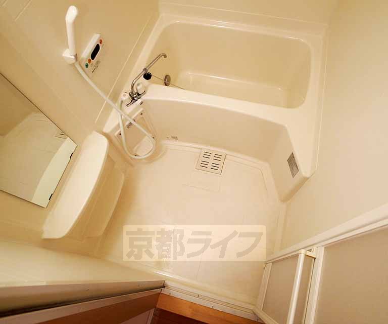 バス・シャワールーム　広々としてゆったりくつろげるバスルームです・