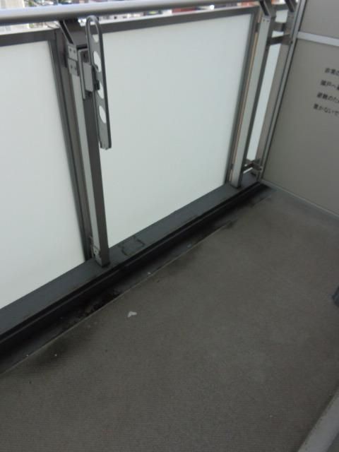 バルコニー　日差しが差し込むバルコニー