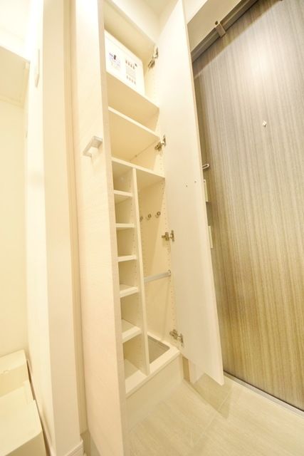 玄関　同物件別部屋写真