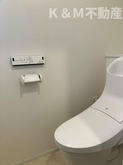 トイレ　落ち着いた色調のトイレです