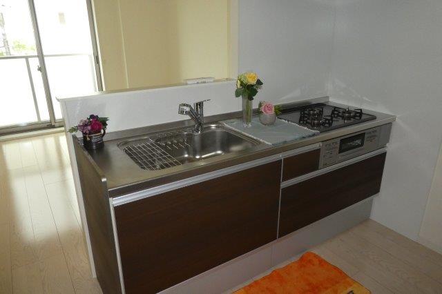 キッチン　3口ガスコンロ付きシステムキッチン