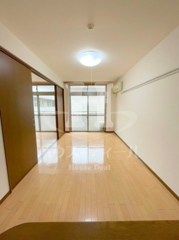 居室・リビング　別号室参考写真です