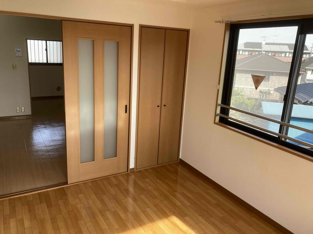 その他部屋・スペース　バルコニー側から見た洋室です