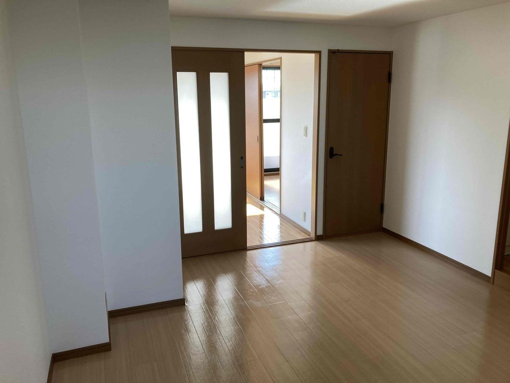 居室・リビング　エアコン完備、明るいお部屋です