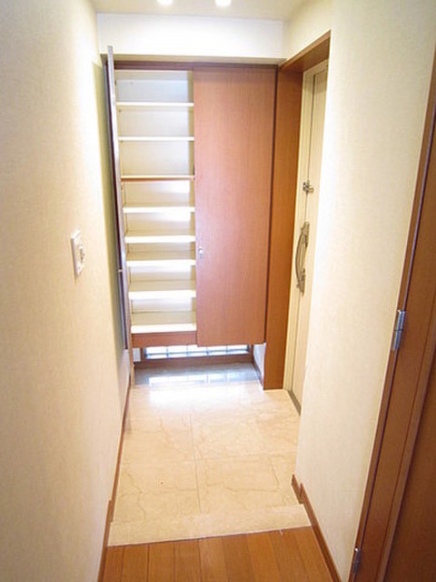 玄関　※別部屋の参考写真です。