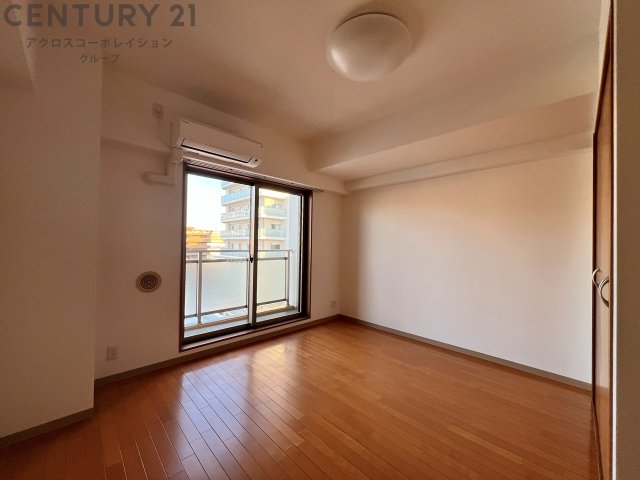 居室・リビング　床色が明るい色合いで綺麗です♪