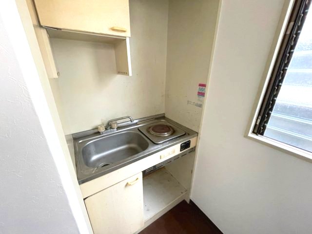 キッチン　イメージとして同マンション他部屋を表示しています