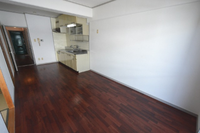 居室・リビング　落ち着いたカラーのフローリングです♪