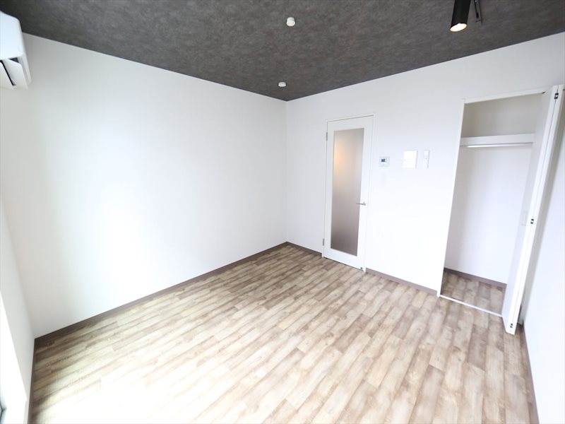 居室・リビング　洋室7.39帖　クローゼット　エアコン