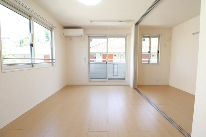 居室・リビング　二面採光で開放的な室内です