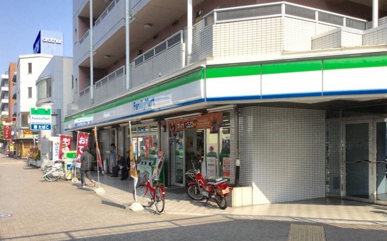 コンビニ　ファミリーマート 堀田駅前店（コンビニ）まで377m