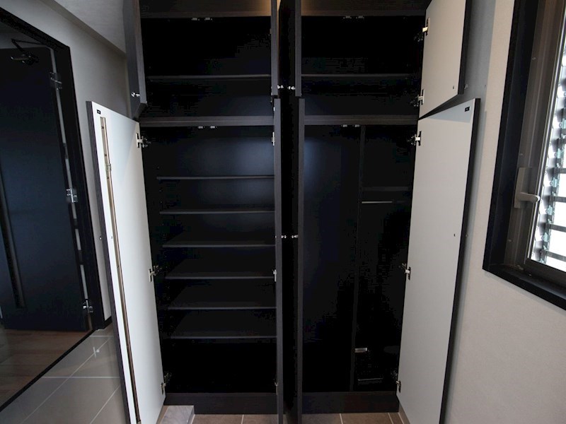 玄関　玄関　シューズボックス付（収納充実してます）