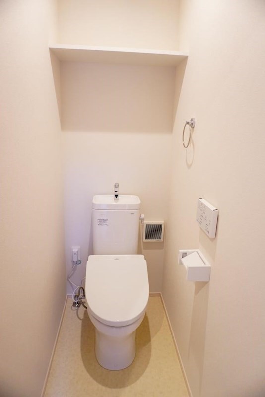 トイレ　トイレは快適な温水洗浄便座付き