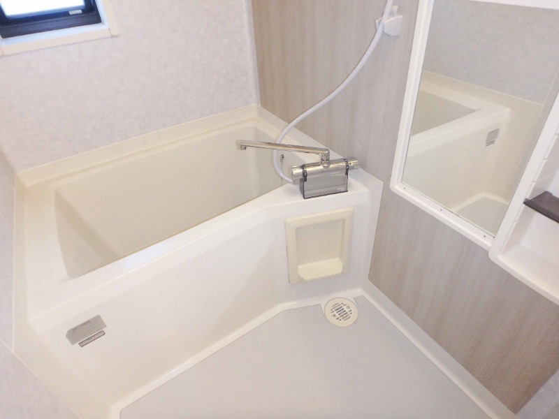 バス・シャワールーム　窓があって換気しやすい浴室☆