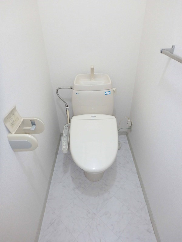 トイレ　温水洗浄便座つき！