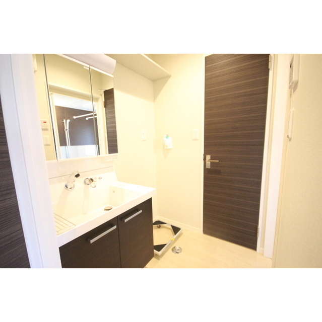 洗面設備　シンクの大きなきれいな洗面台