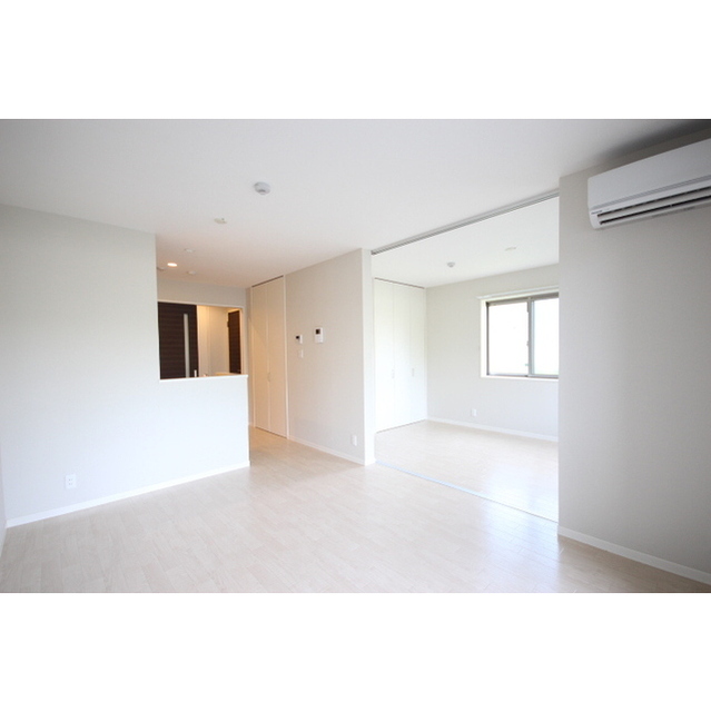 居室・リビング　窓側から見た様子