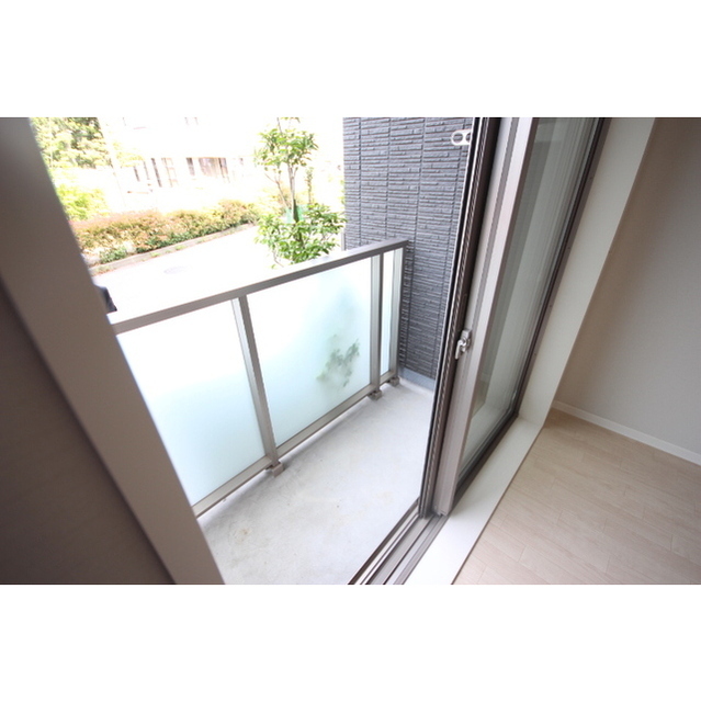 バルコニー　明るく広いバルコニー