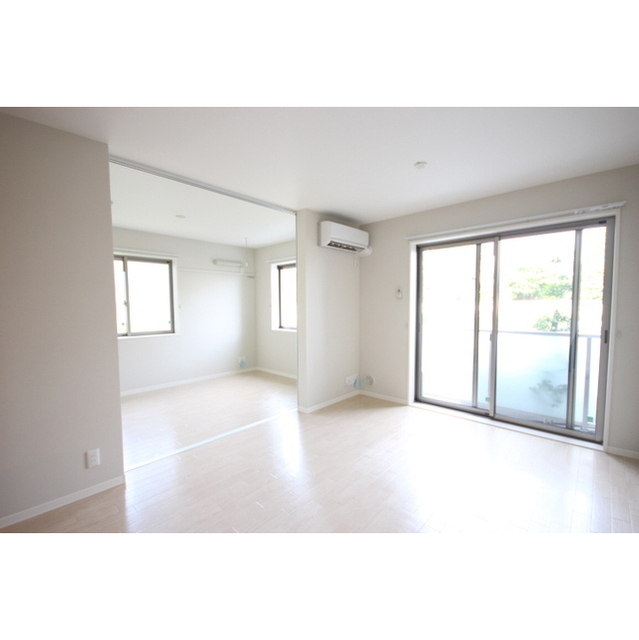 居室・リビング　窓がたくさんあるので明るく清潔感がありま