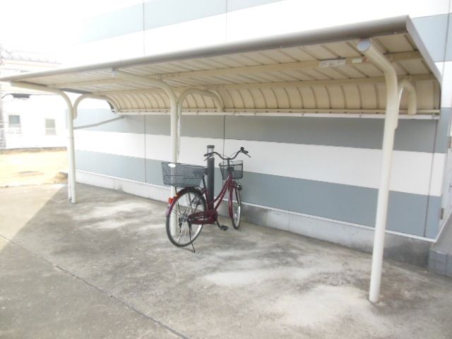 その他共有部分　★雨の日に心強い屋根付駐輪場です★