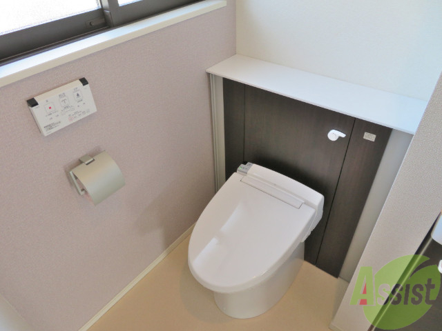 トイレ　トイレはこちらオシャレなタンクレストイレでうれしいですね