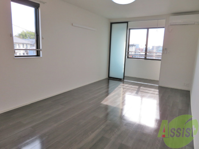 その他部屋・スペース　角部屋なので小窓もついて明るいお部屋ですよー。