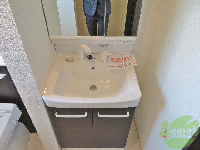 洗面設備　こちらの洗面台はシャンプードレッサー付きでうれしいですね