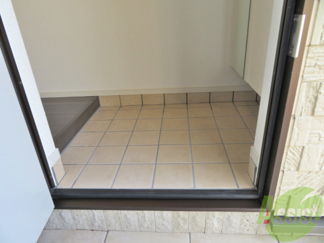 玄関　こちらが玄関になります、シューズボックスが付いて助かりますね