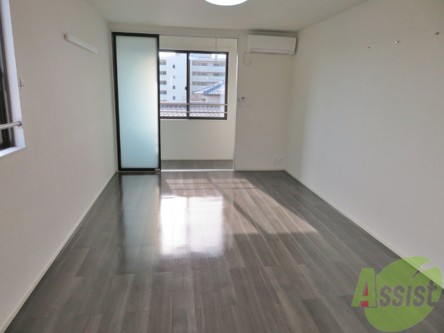 居室・リビング　こちらのリビングはフローリングがきれいですね