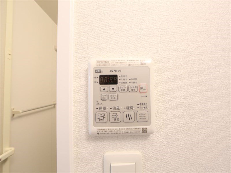 その他設備　浴室暖房乾燥機付き