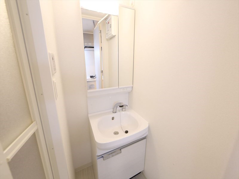 洗面設備　脱衣所　独立洗面台（シャンプードレッサー付）収納スペース有