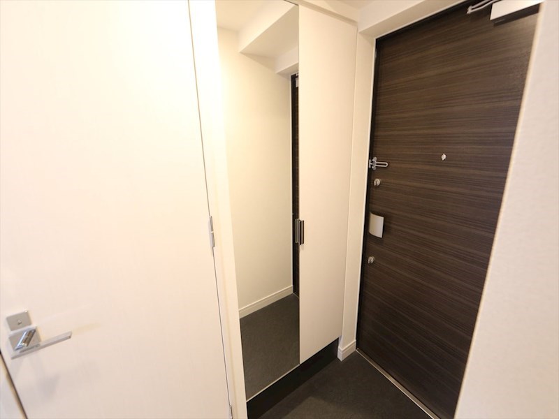 玄関　玄関　姿見鏡付き　シューズボックス付（収納充実してます）